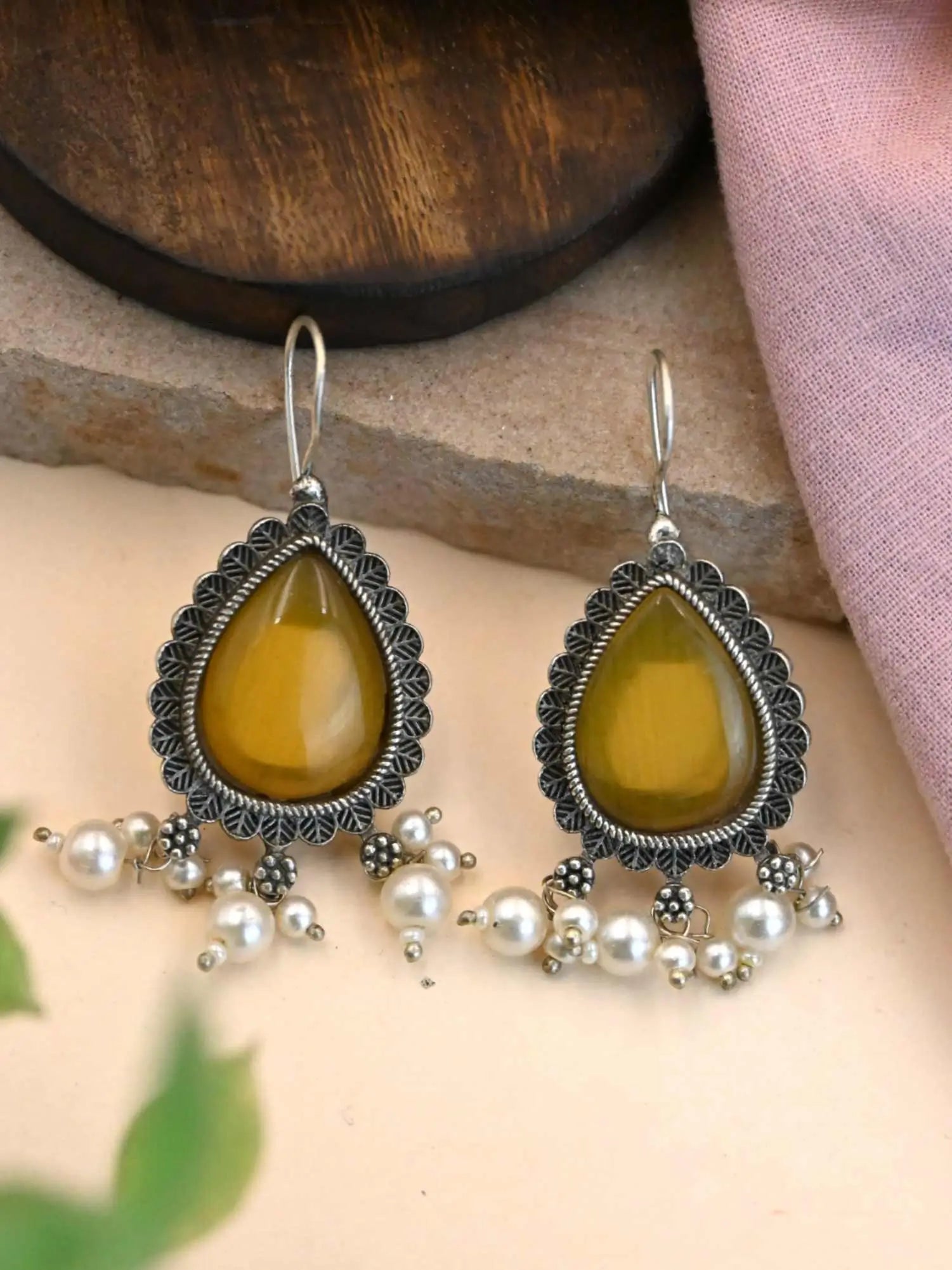Oxidised Silver Pan-Shaped Monalisa Pearl Hook Earrings | Sarichka