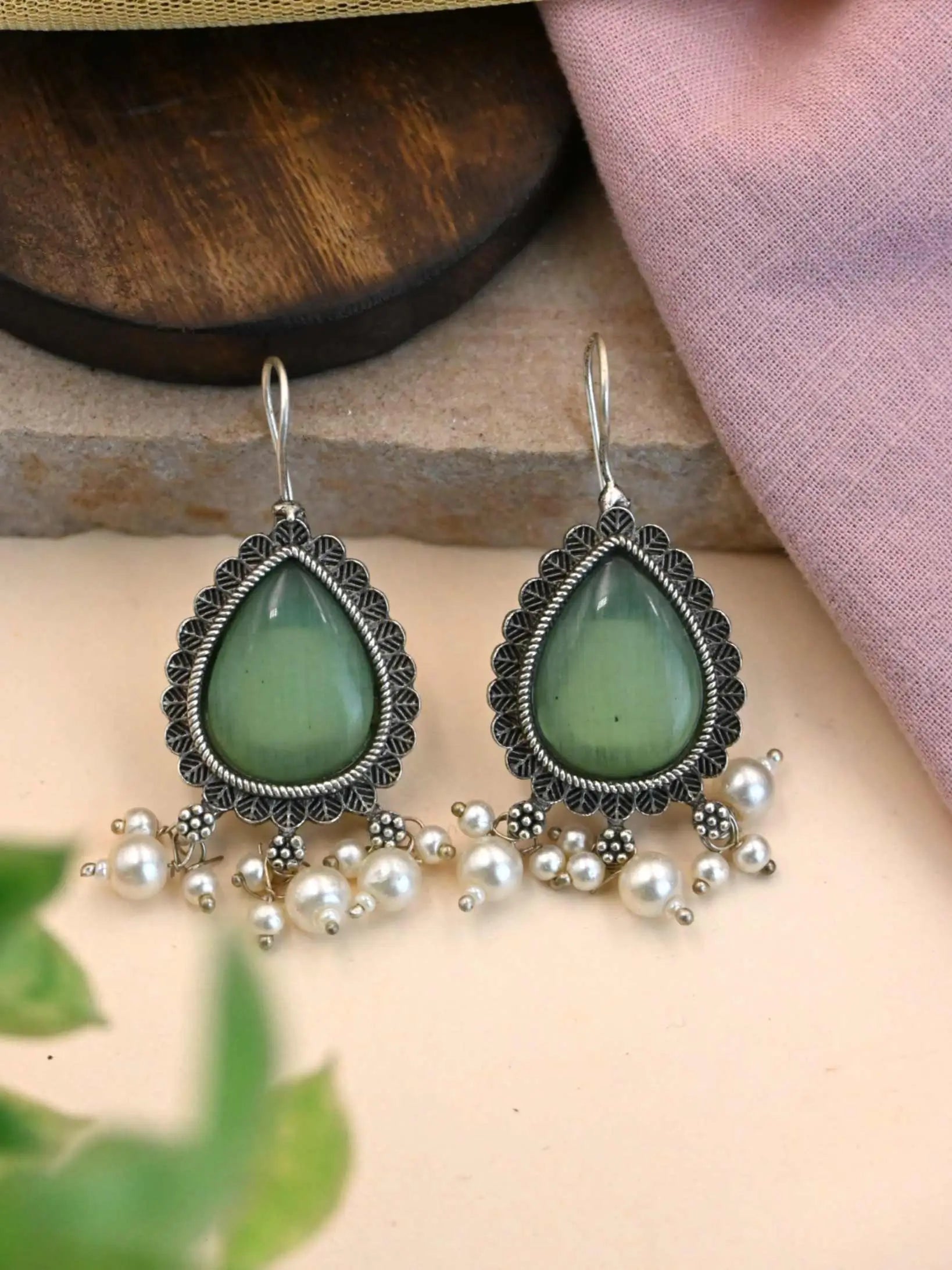 Oxidised Silver Pan-Shaped Monalisa Pearl Hook Earrings | Sarichka